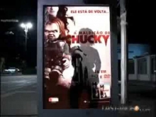 Caméra cachée avec Chucky à un arrêt de bus